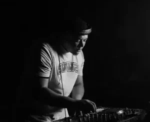 DJ FeezoL - Cruz Lounge Student Night (February)